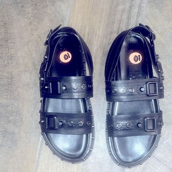 Black studded 1.5” platform sandals - Picture 2 of 4